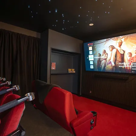 Large Haven W Private Cinema 6Bedroom All Ensuites- Airnz Seats In Games Room W Ps5 And Arcade- Free Parking